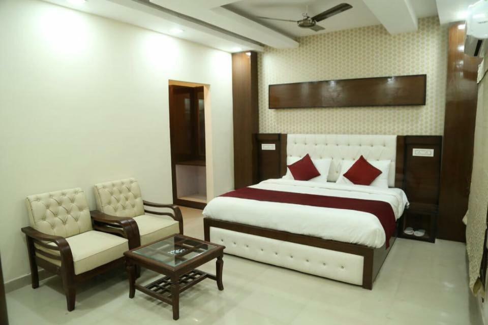 Hotel Eurasia Zirakpur Екстериор снимка